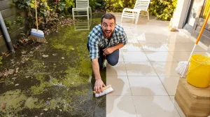 Terrasse verte et glissante : cet ingrédient de cuisine à 50 centimes la nettoie en 1 h sans Karcher